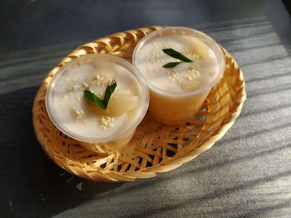 Quels sont les ingrédients pour une panna cotta au lait de coco avec un coulis de mangue ?